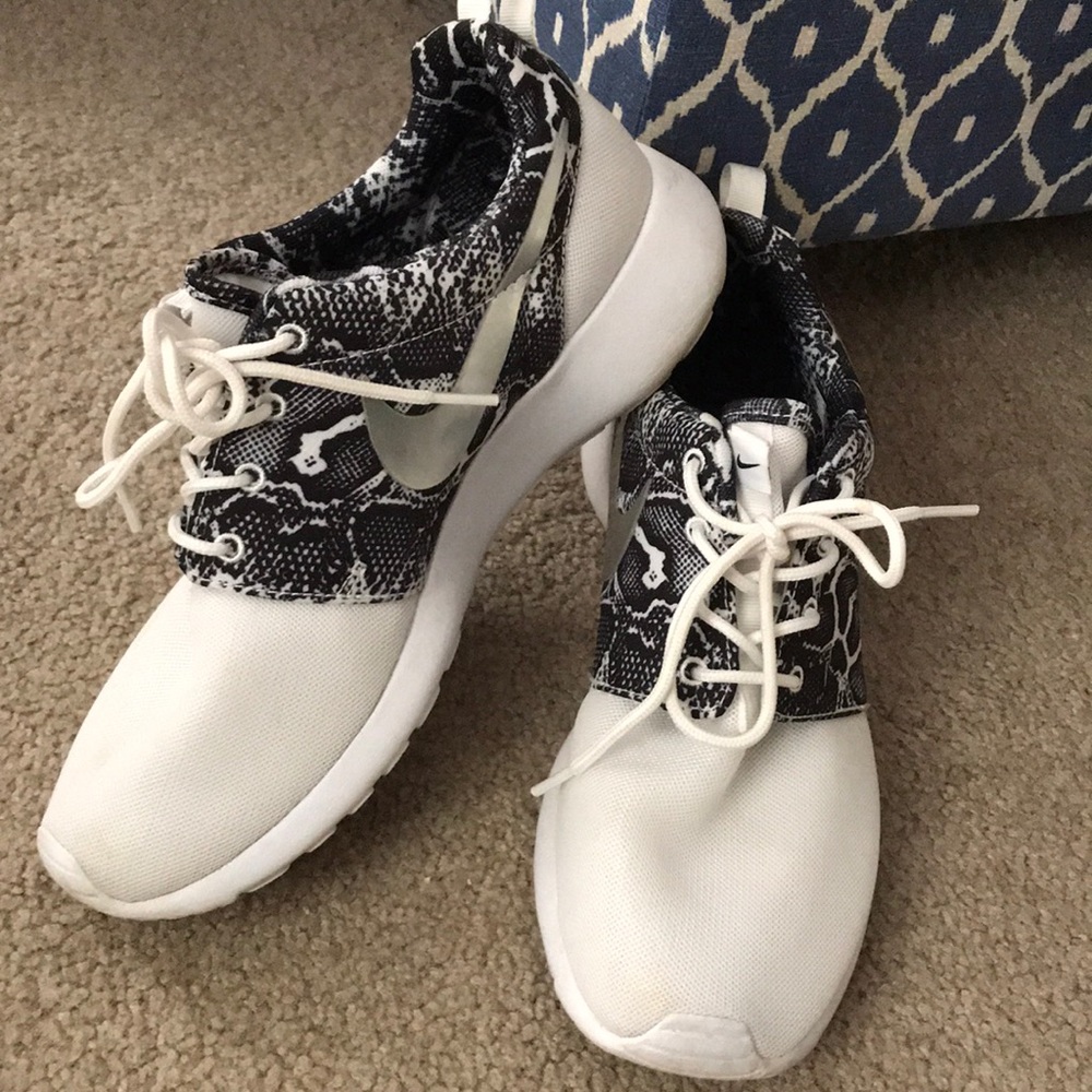 ❗️SOLD. Nike Women Roshe One Snakeskin Print